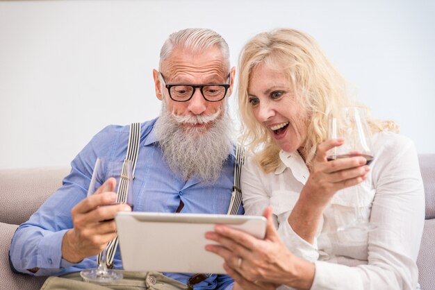 Pareja mayor, en casa