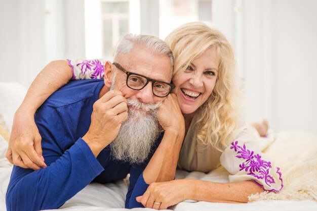 Pareja mayor, en casa