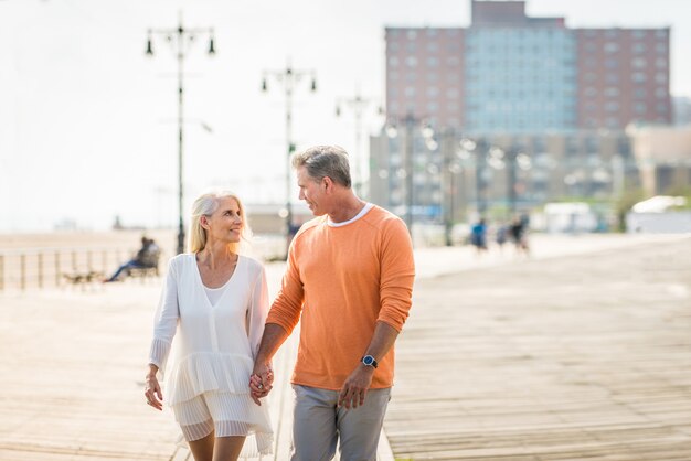 Pareja mayor, citas, aire libre