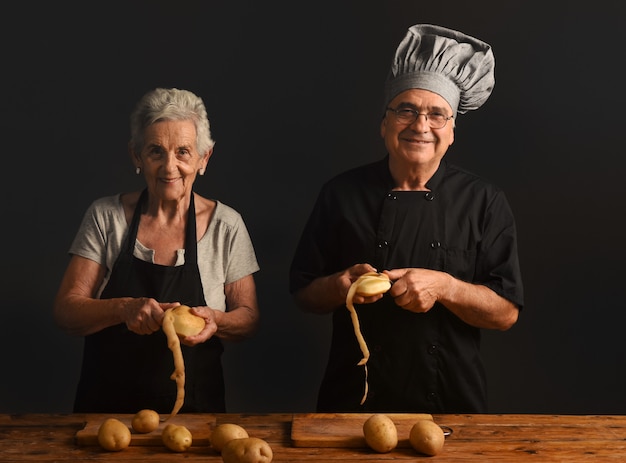 pareja mayor cocina