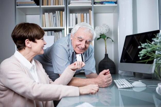 Pareja mayor comprando en línea con tarjeta de crédito