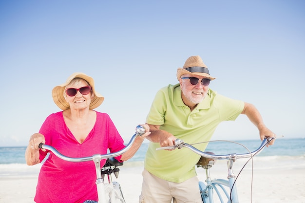 Pareja mayor, dar un paseo en bicicleta