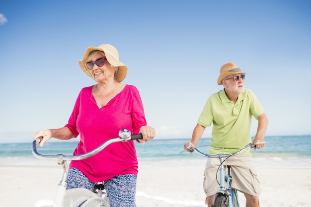 Foto pareja mayor, dar un paseo en bicicleta