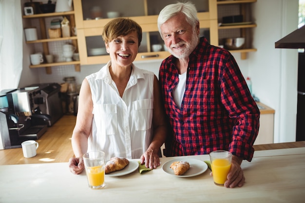 Pareja mayor, desayunar