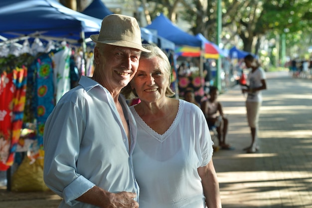 Pareja mayor descansando en el resort caminando en el mercado callejero durante las vacaciones