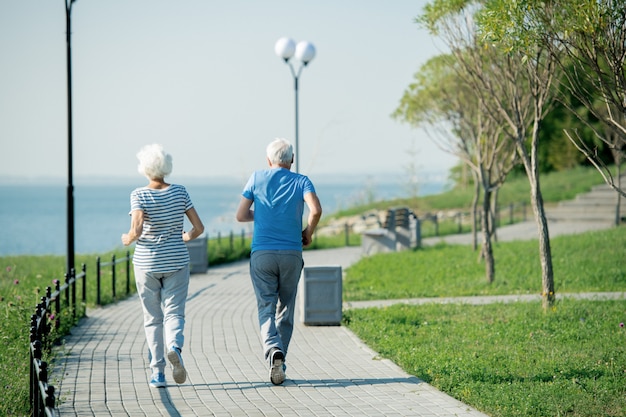 Pareja mayor, ejercitar, aire libre