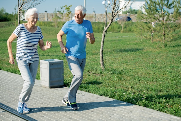 Pareja mayor, ejercitar, aire libre