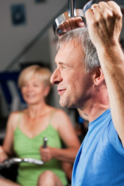 Pareja mayor, ejercitar, en, gimnasio