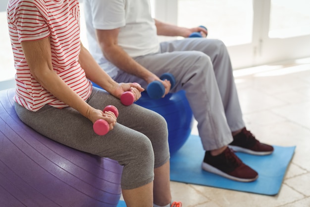 Foto pareja mayor, ejercitar, con, pesas, en, ejercicio, pelota