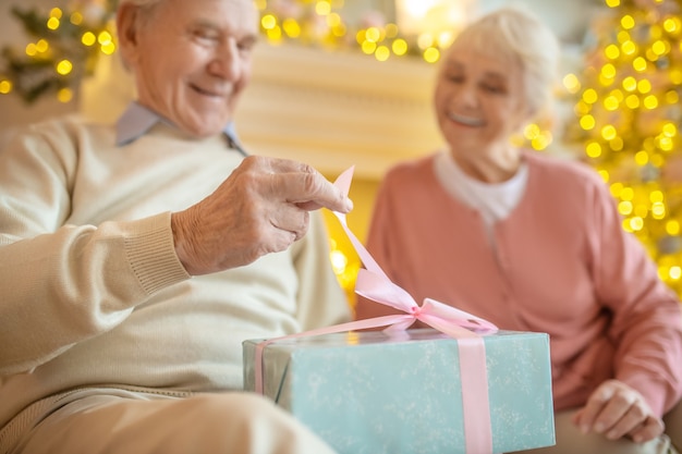 Pareja mayor, intercambio de regalos