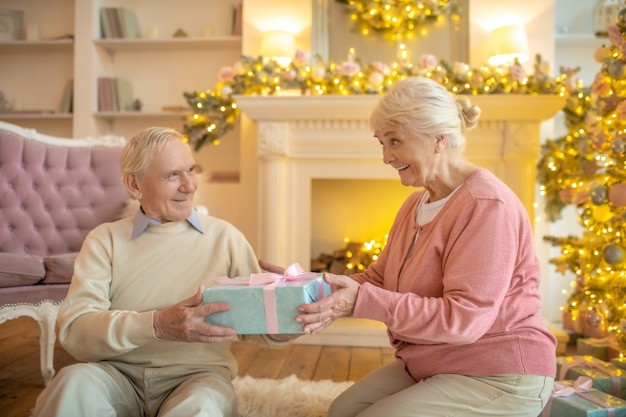 Pareja mayor, intercambio de regalos