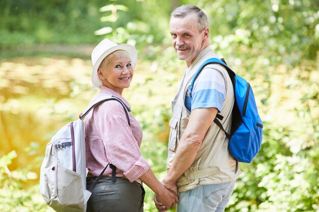 Pareja mayor, ir de excursión