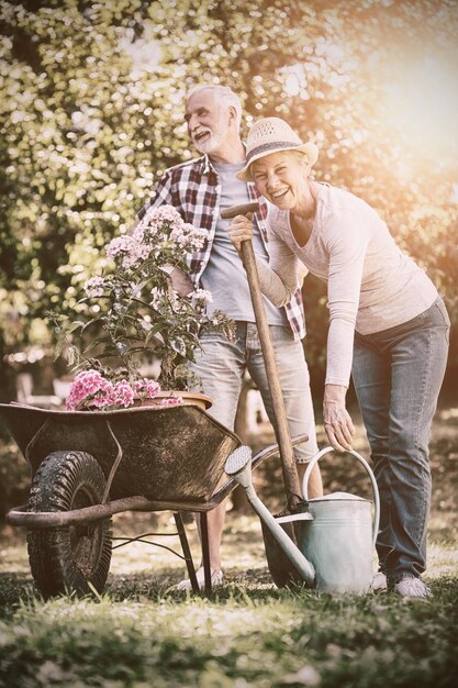 Pareja mayor, jardinería, en el jardín