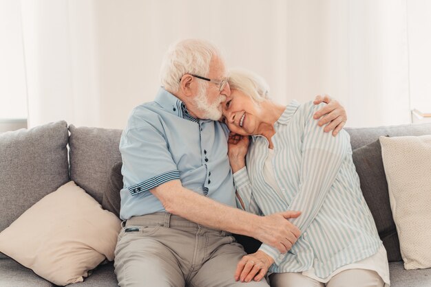 Pareja mayor juntos en casa, momentos felices - Ancianos cuidándose unos a otros, abuelos enamorados - Conceptos sobre el estilo de vida y la relación de los ancianos