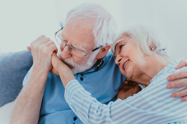 Pareja mayor juntos en casa, momentos felices - Ancianos cuidándose unos a otros, abuelos enamorados - Conceptos sobre el estilo de vida y la relación de los ancianos