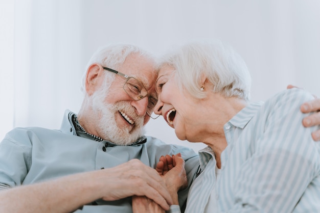 Pareja mayor juntos en casa, momentos felices - Ancianos cuidándose unos a otros, abuelos enamorados - Conceptos sobre el estilo de vida y la relación de los ancianos