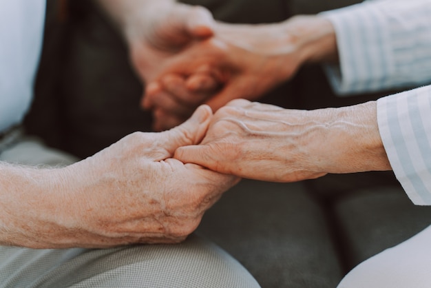 Pareja mayor juntos en casa, momentos felices - Ancianos cuidándose unos a otros, abuelos enamorados - Conceptos sobre el estilo de vida y la relación de los ancianos