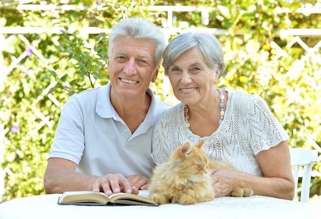 pareja mayor, con, lindo, gato