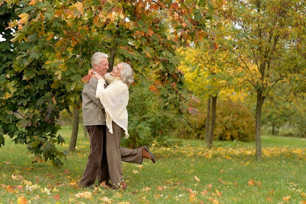 Pareja mayor, marido y mujer, posar, aire libre