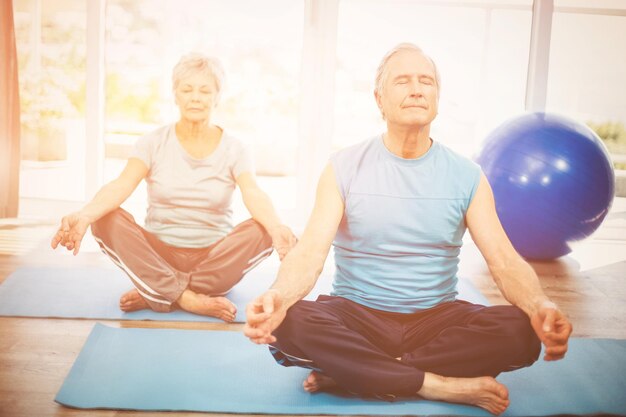 Pareja mayor, meditar, en casa