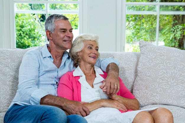 Pareja mayor, el mirar lejos, en casa