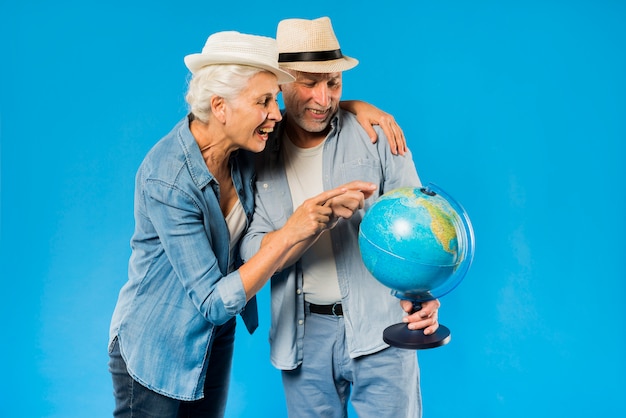 Pareja mayor moderna con globo