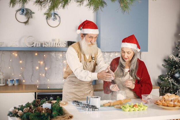 pareja mayor, en, navidad, rojo, sombreros, cocina, en, cocina