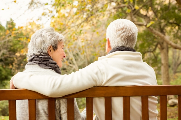 Pareja mayor en el parque