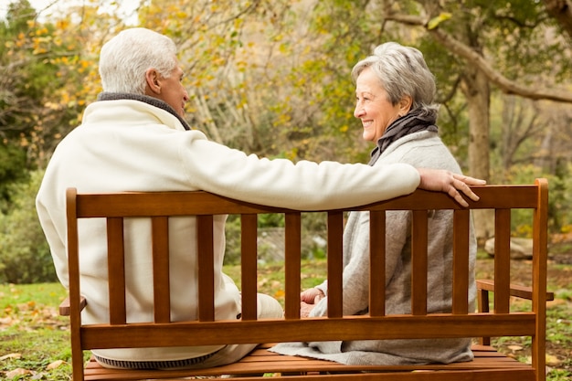 Pareja mayor en el parque