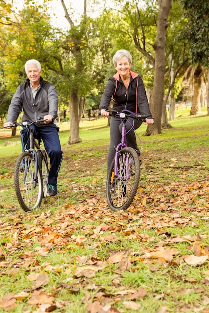 Foto pareja mayor en el parque