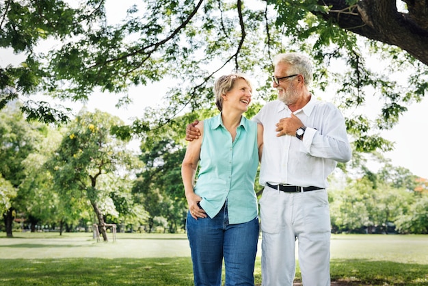 Pareja mayor en el parque