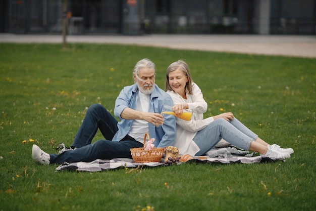 Una pareja mayor pasándoselo genial en un picnic en verano