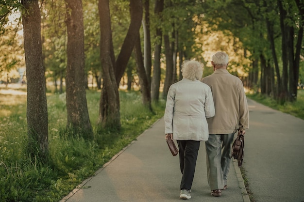 Pareja mayor paseando por un sendero del jardín juntos salud de los ancianos