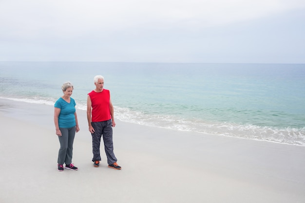 Pareja mayor, posición, en la playa