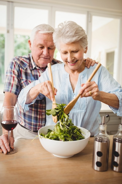 Foto pareja mayor, preparando, ensalada, en, cocina