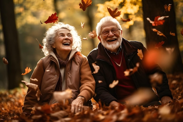 Pareja mayor relajándose en una hermosa naturaleza otoñal