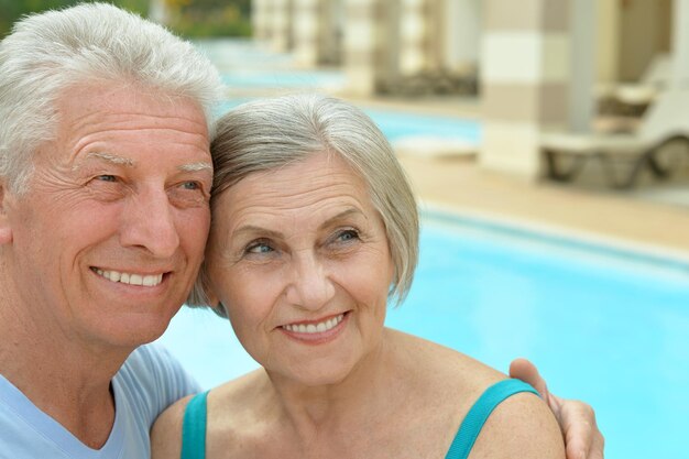 pareja mayor, relajante, en, piscina