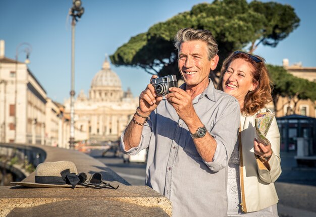 Pareja mayor, en, roma