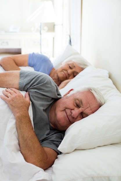 Pareja mayor, sueño, en el dormitorio, en casa