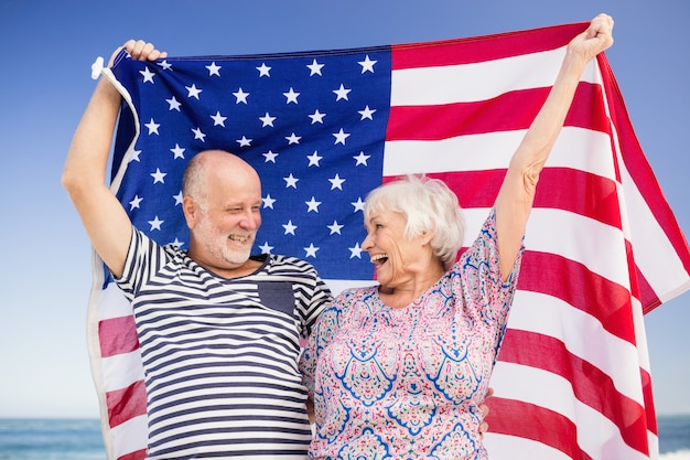 Pareja mayor, tenencia, bandera americana, unido