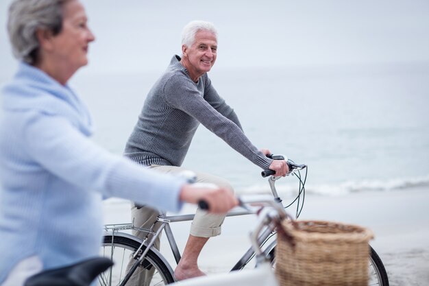 Pareja mayor, tener paseo, con, el suyo, bicicleta