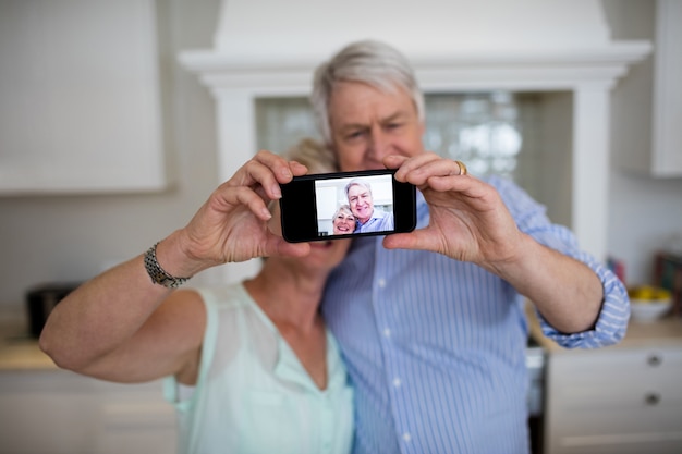 Pareja mayor, toma, selfie, en, teléfono móvil