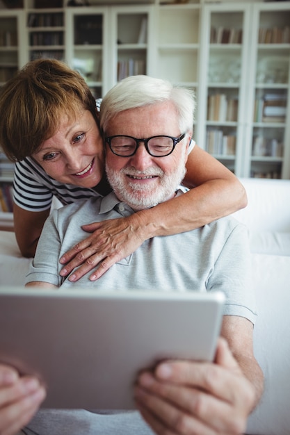 Pareja mayor, utilizar, tableta de digital