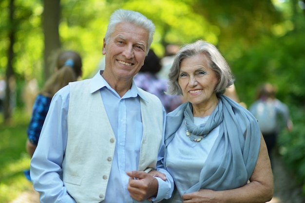 Pareja mayor, en, verano, parque, en, fondo verde