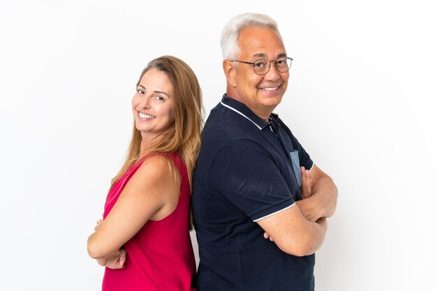 Foto pareja de mediana edad aislado sobre fondo blanco manteniendo los brazos cruzados