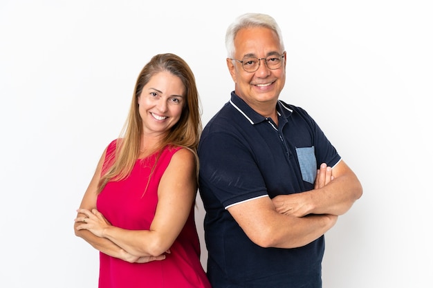 Foto pareja de mediana edad aislado sobre fondo blanco manteniendo los brazos cruzados