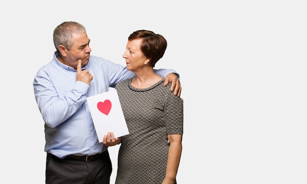 Pareja de mediana edad celebrando el día de san valentín