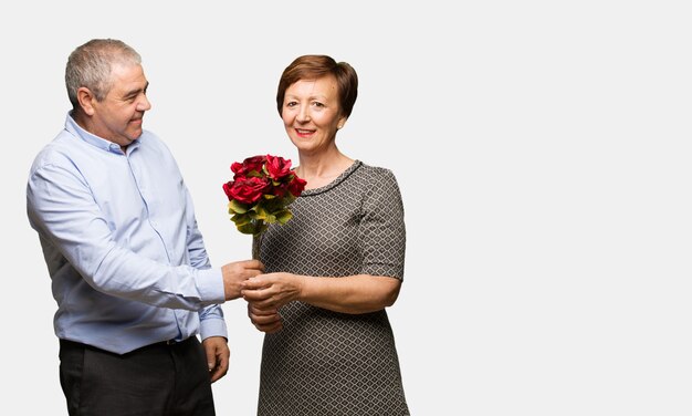 Pareja de mediana edad celebrando el día de san valentín