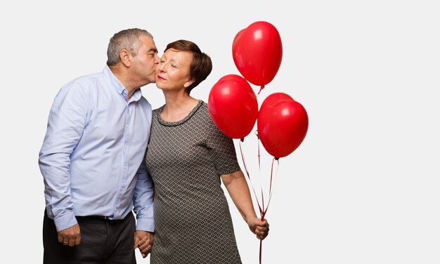 Pareja de mediana edad celebrando el día de san valentín