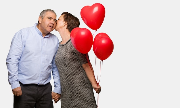 Foto pareja de mediana edad celebrando el día de san valentín